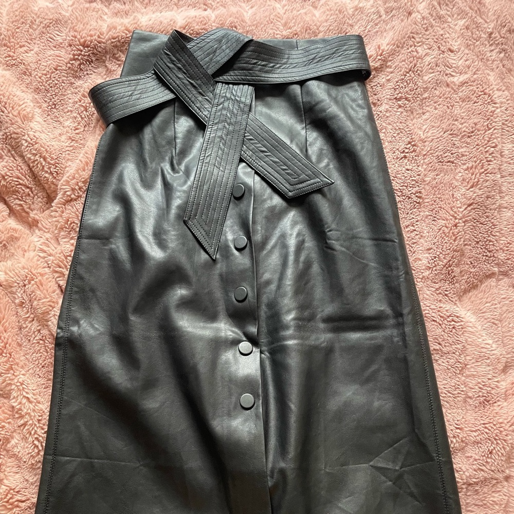 ASTR the label faux leather midi skirt